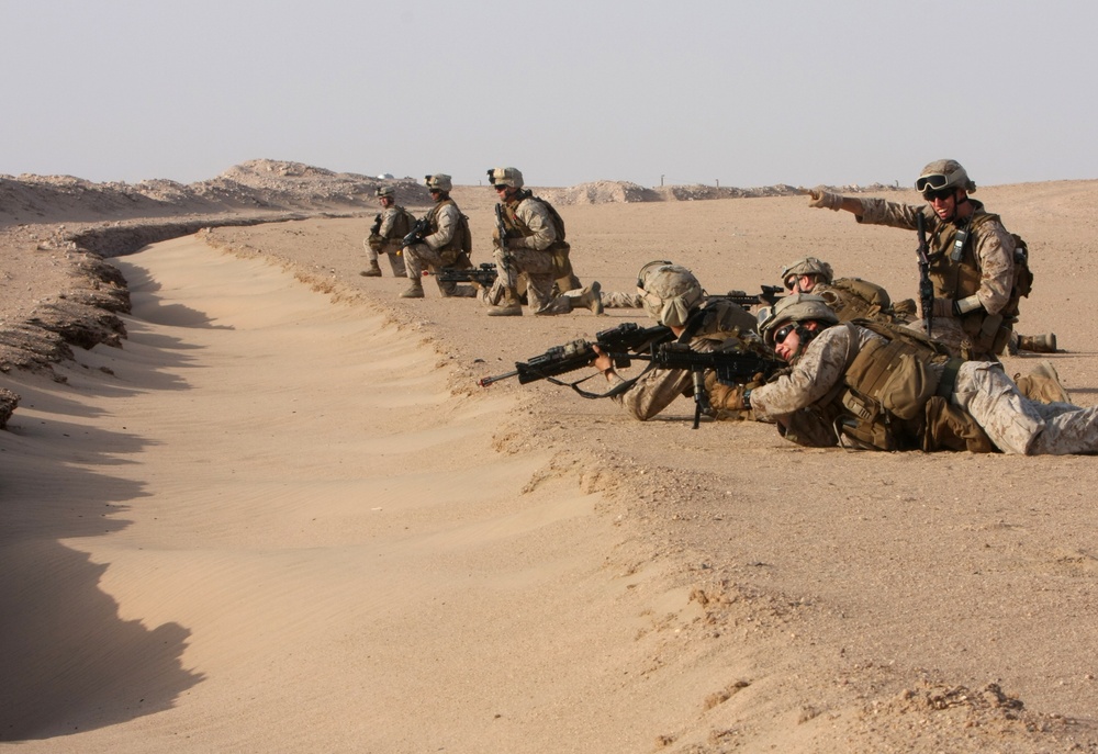 22nd MEU Lima Company dismounts in desert during sustainment training