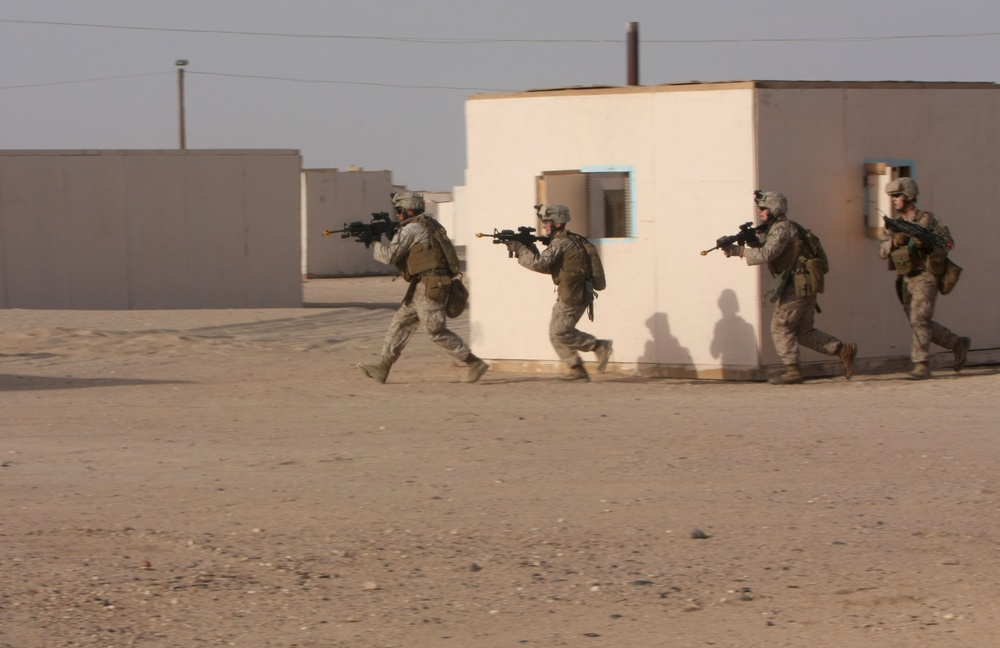 22nd MEU Lima Company dismounts in desert during sustainment training