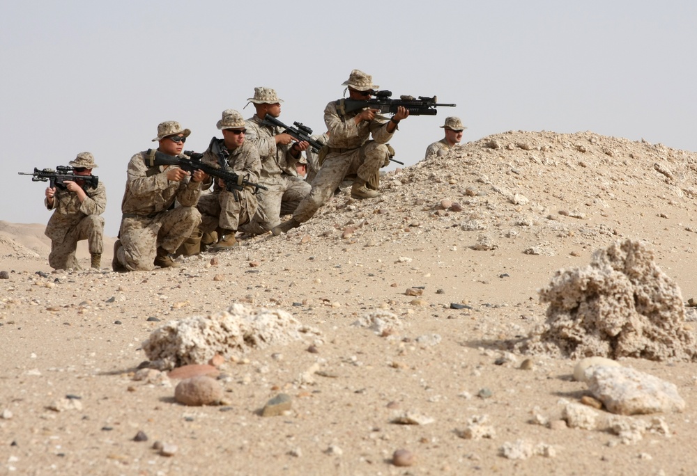 22nd MEU Lima Company Dismounts in Desert During Sustainment Training