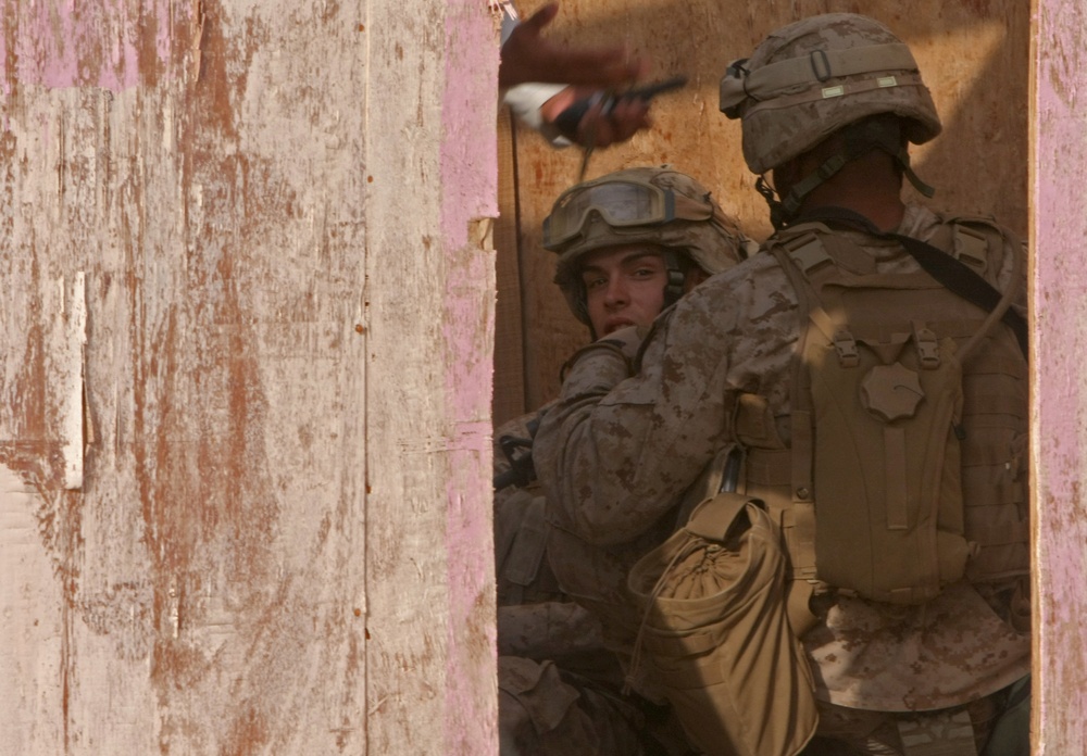 22nd MEU Lima Company dismounts in desert during sustainment training