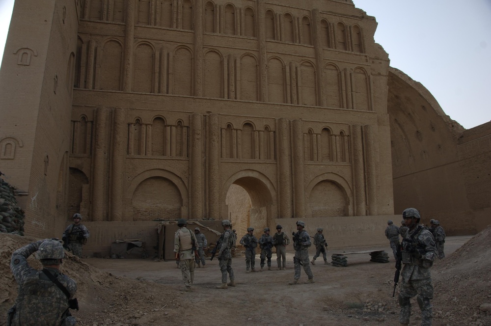 Multi-National Corps-Iraq commander tours famous arch