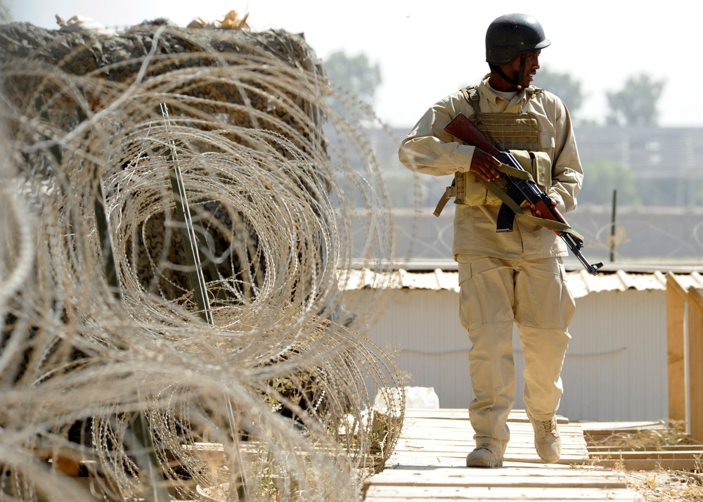 Iraqi dog handlers patrol Mosul