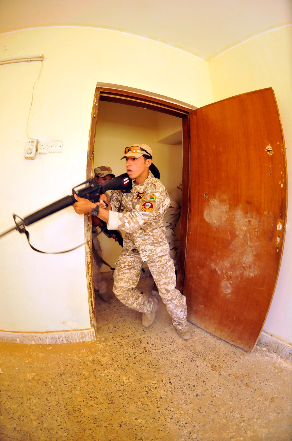 Iraqi soldiers practice urban combat