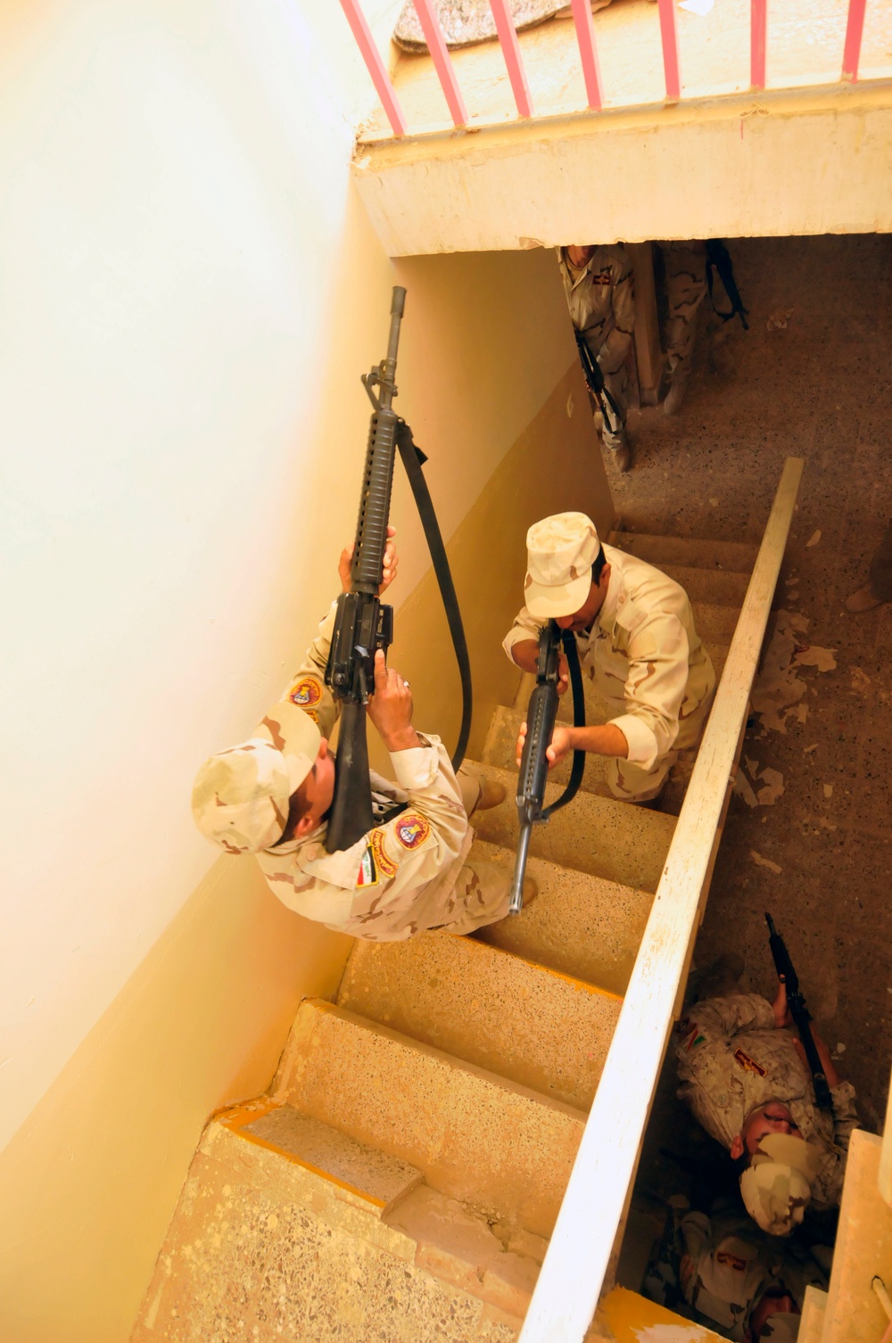 Iraqi soldiers practice urban combat