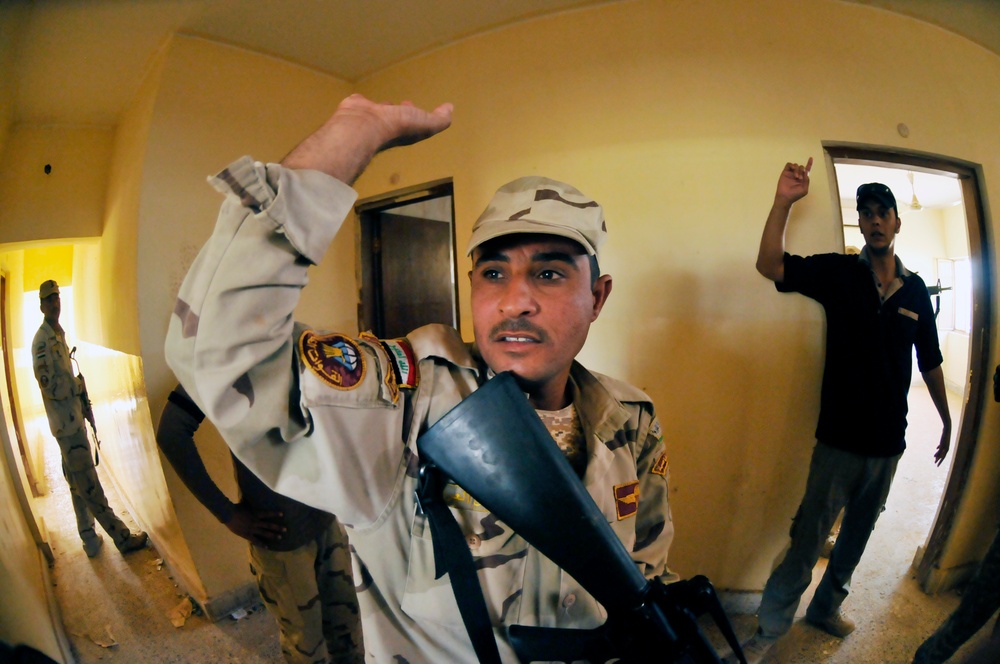 Iraqi soldiers practice urban combat