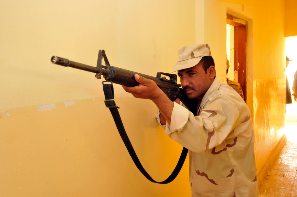 Iraqi soldiers practice urban combat