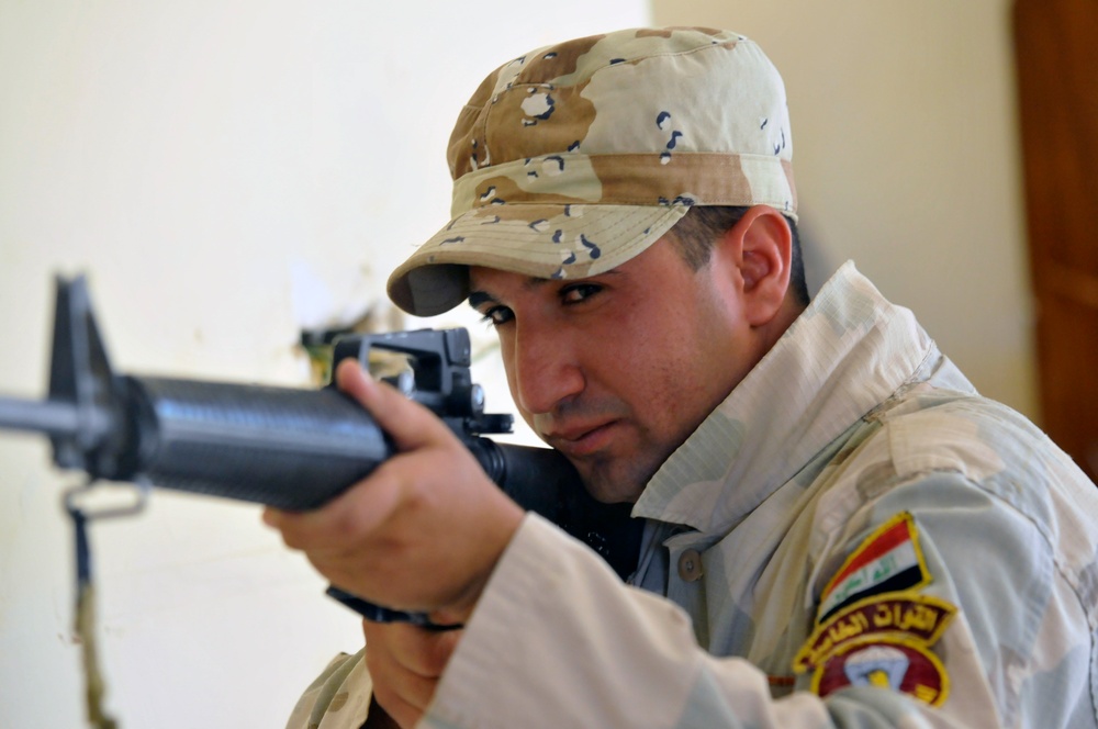 Iraqi soldiers practice urban combat