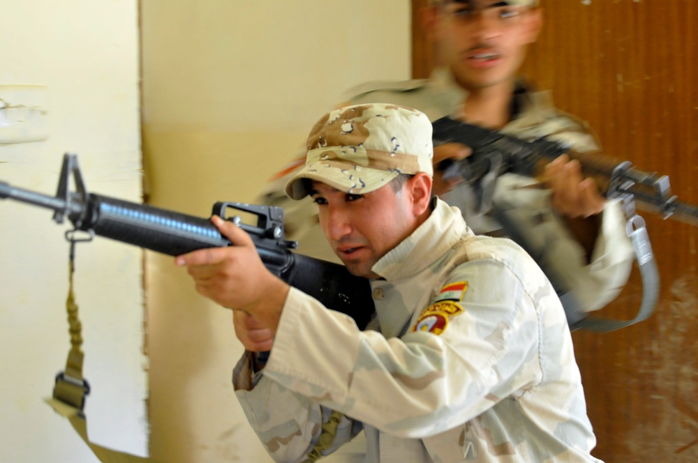 Iraqi soldiers practice urban combat