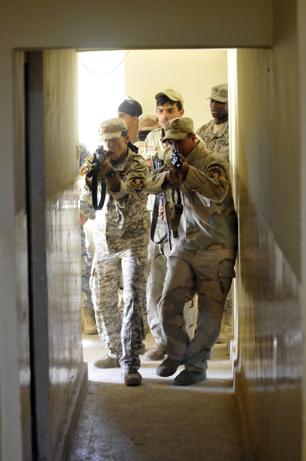 Iraqi soldiers practice urban combat