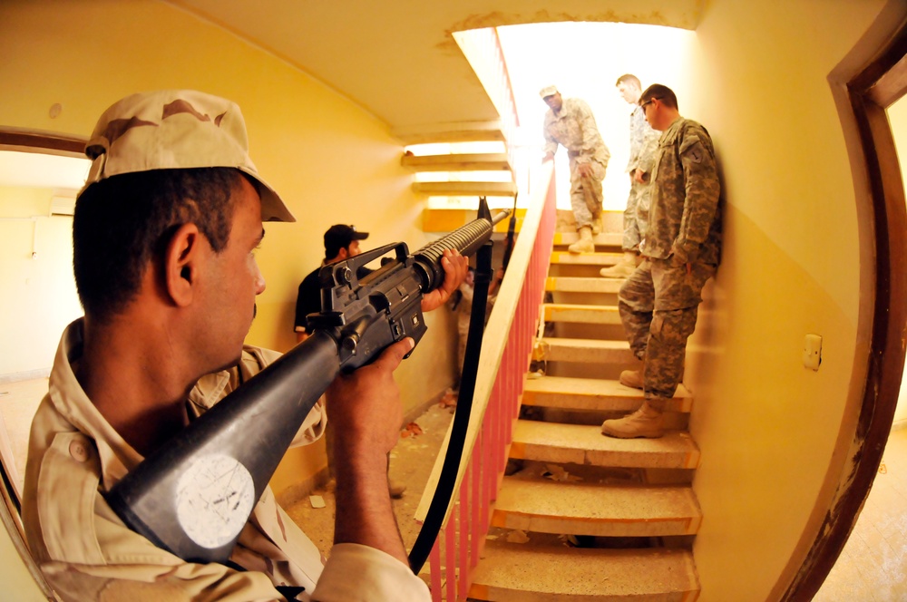 Iraqi soldiers practice urban combat