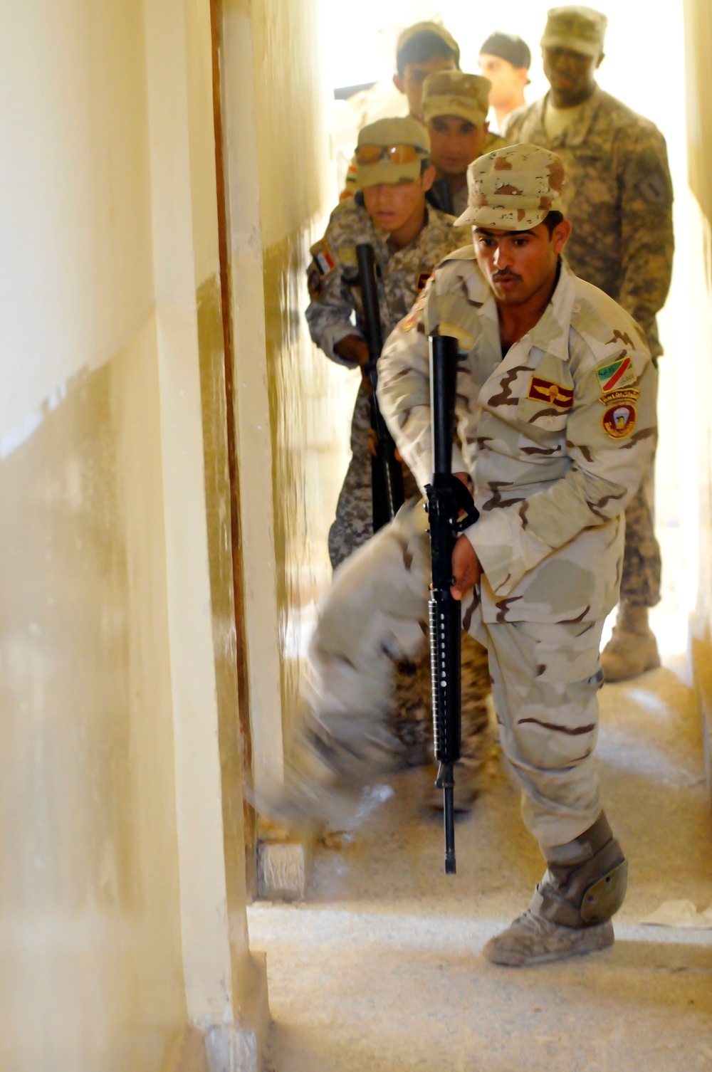 Iraqi soldiers practice urban combat