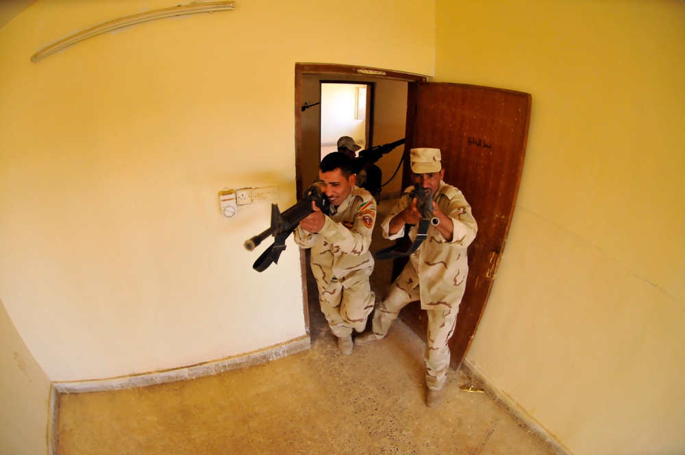 Iraqi soldiers practice urban combat