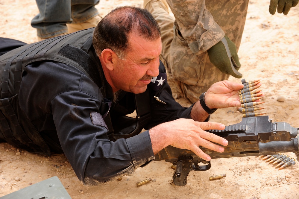 Iraqi police learn about weapons