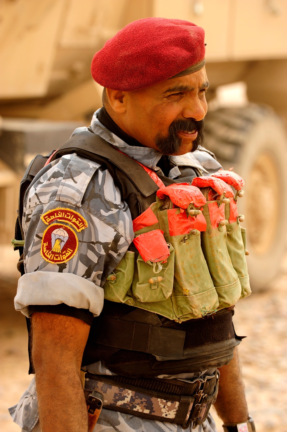 Iraqi police learn about weapons