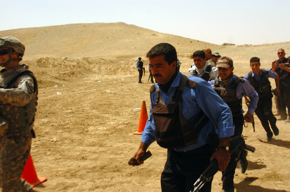 U.S. teaches Iraqi police reflexive firing techniques