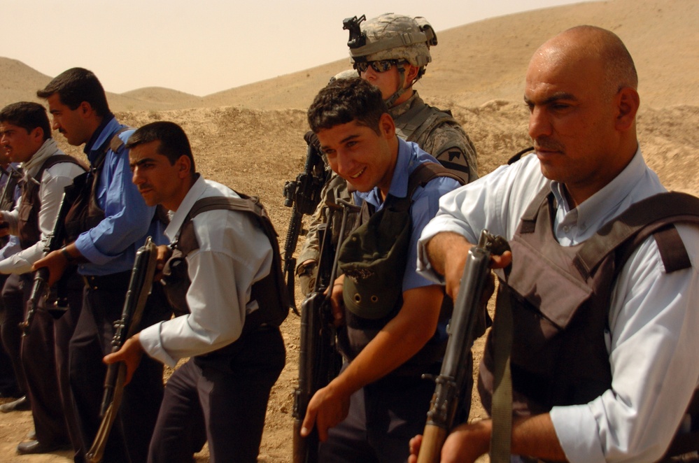 U.S. teaches Iraqi police reflexive firing techniques