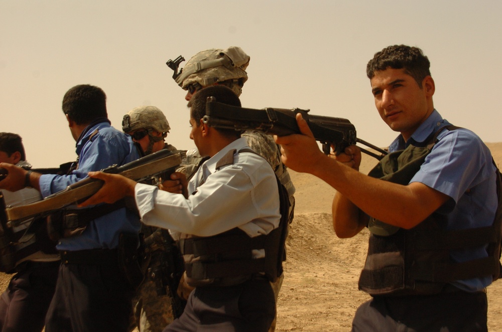 U.S. teaches Iraqi police reflexive firing techniques