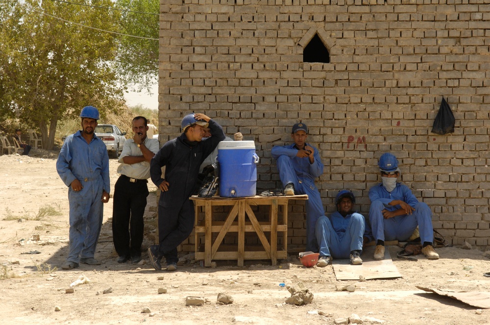 Iraqi engineers build new police station