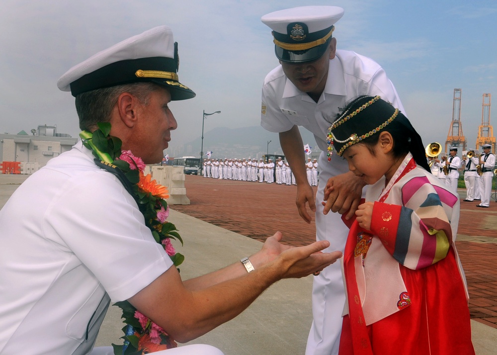 USS Blue Ridge pulls into South Korean port