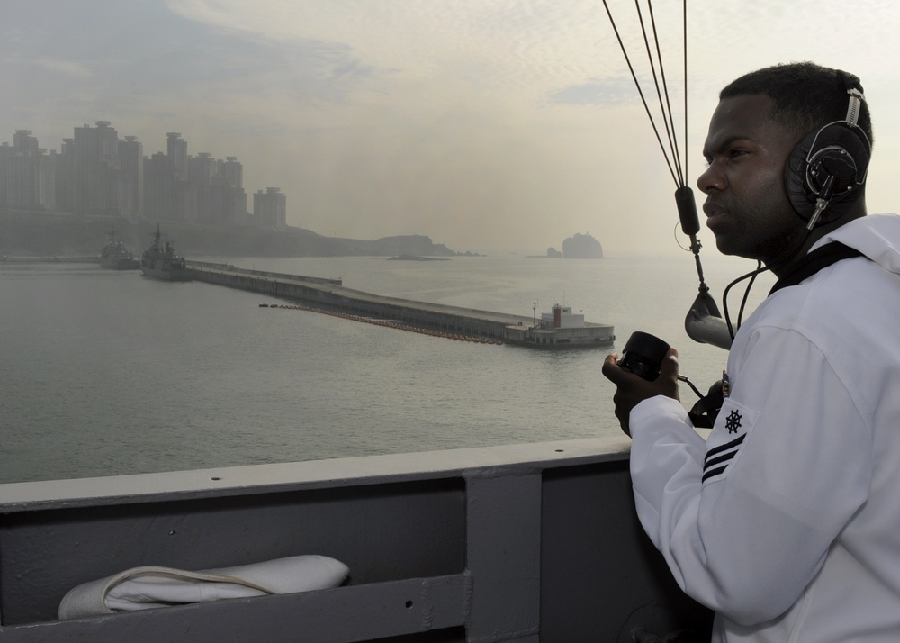 USS Blue Ridge pulls into South Korean port