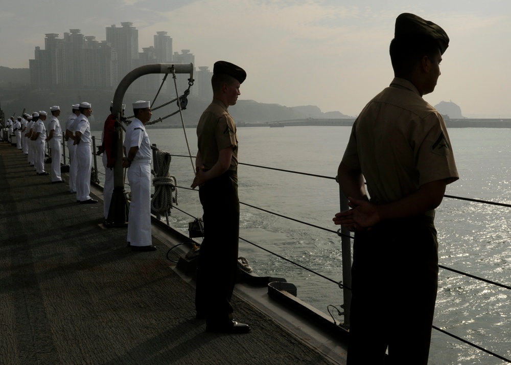 USS Blue Ridge pulls into South Korean port