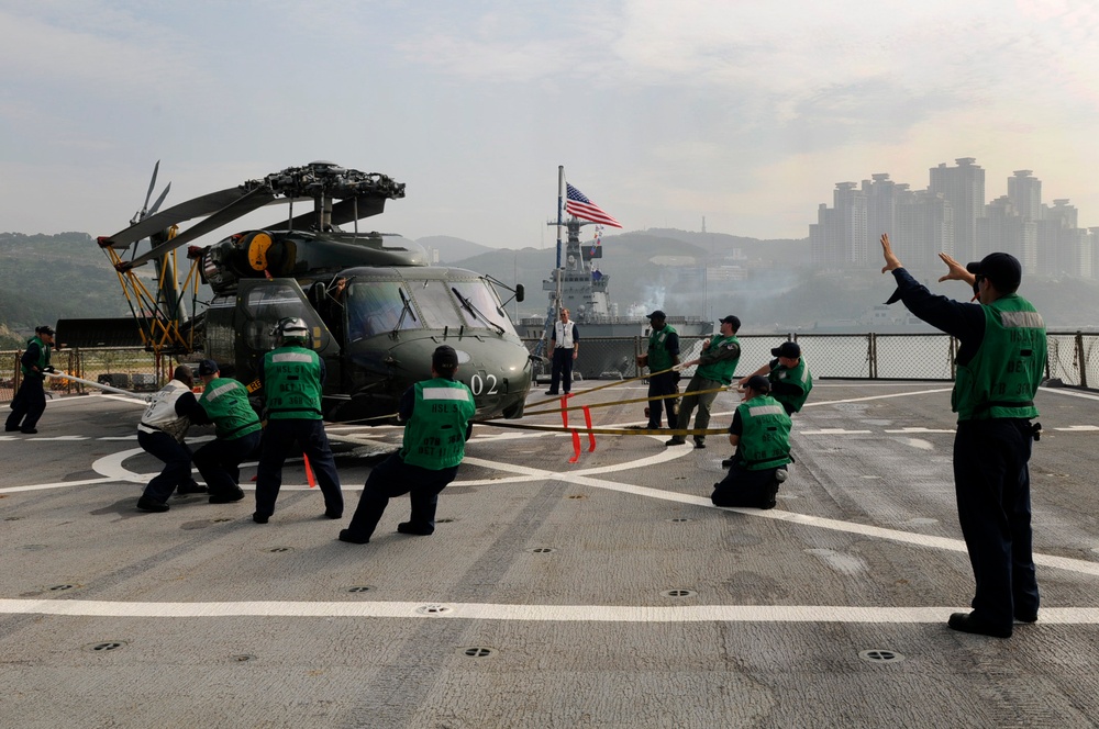 USS Blue Ridge pulls into South Korean port