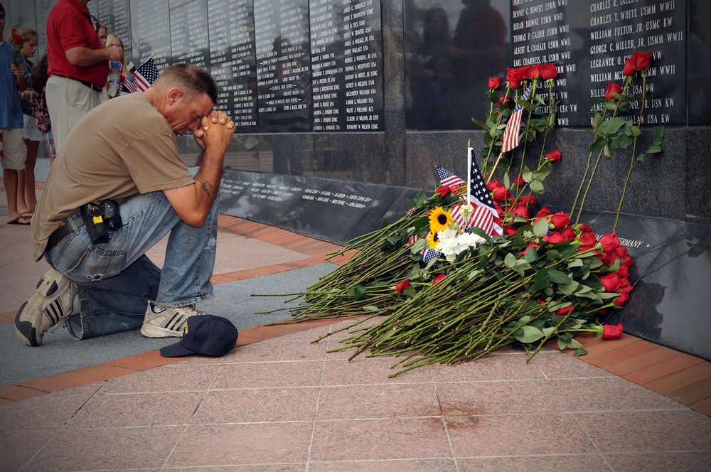 Mourners pay respect to Capt. Michael Scott Speicher