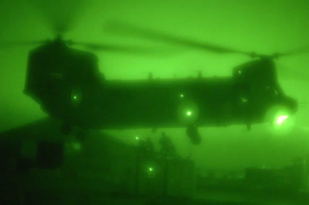 Cavalry soldiers move supplies via Chinook helicopters