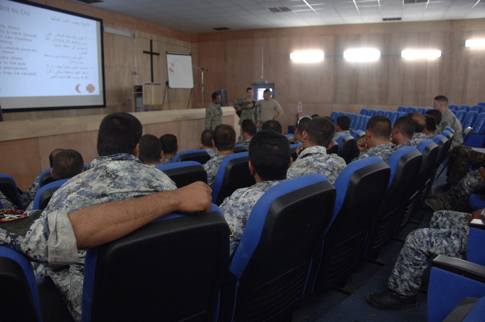 Iraqi security forces learn first aid