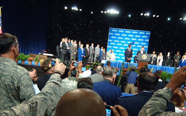 President Obama visits Phoenix; meets Luke AFB Airmen