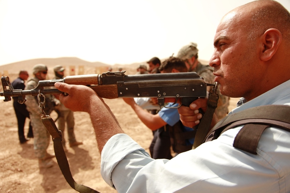 Soldiers train Iraqi police on close quarters marksmanship