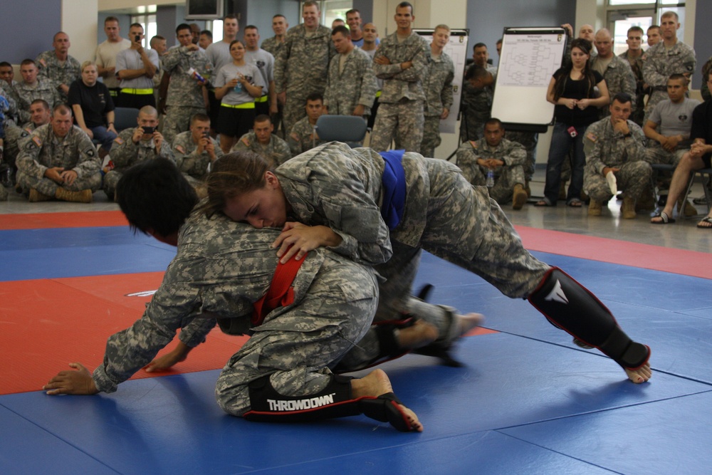 Strike Soldiers dominate combatives