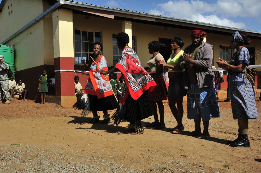Service members give medical aid during MEDFLAG '09
