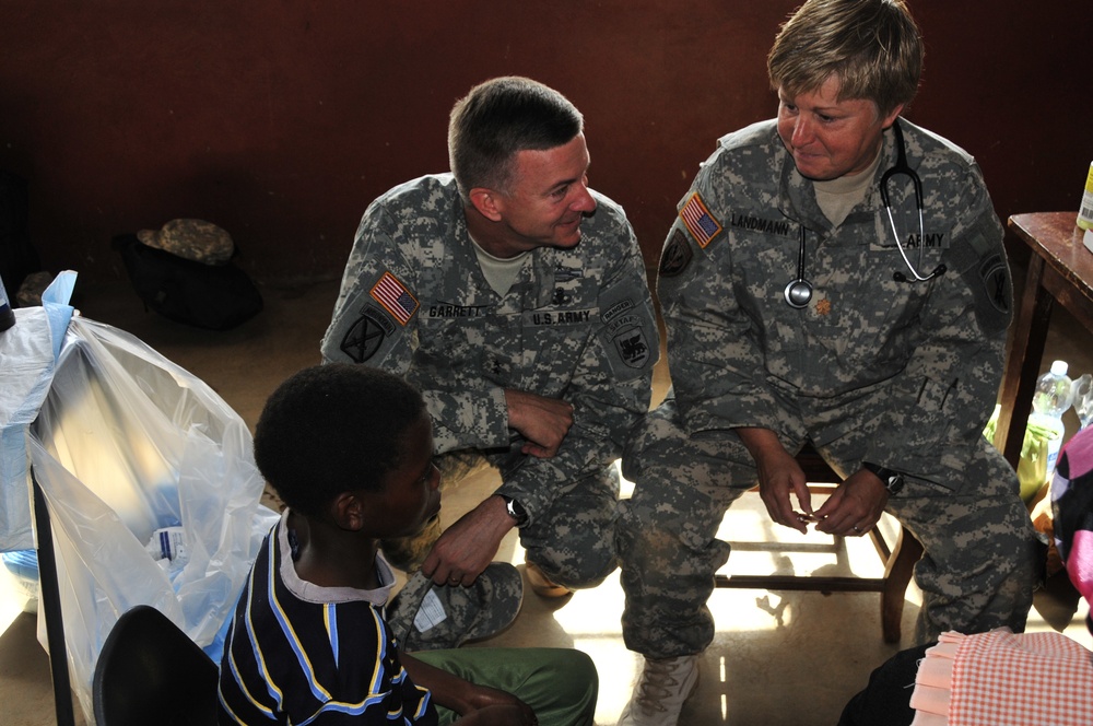 Service members give medical aid during MEDFLAG '09