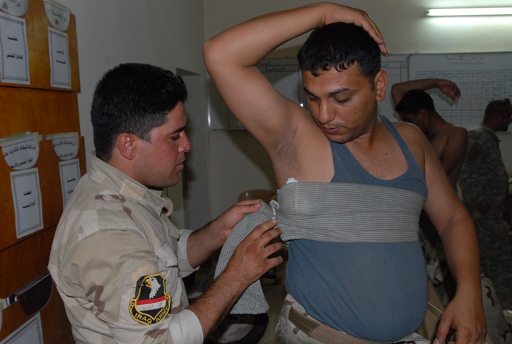 Iraqi Soldiers learn valuable life saving skills