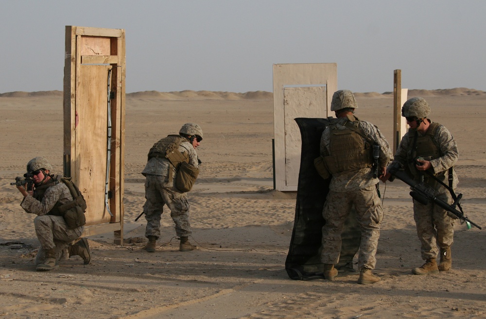 Combat engineers training in Kuwait