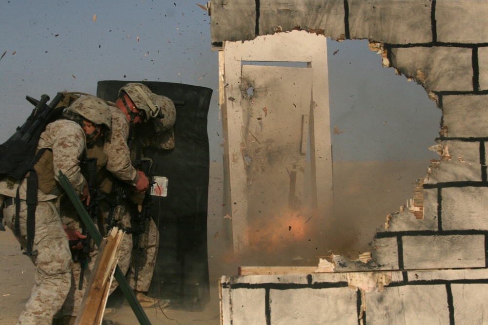 Combat engineers training in Kuwait