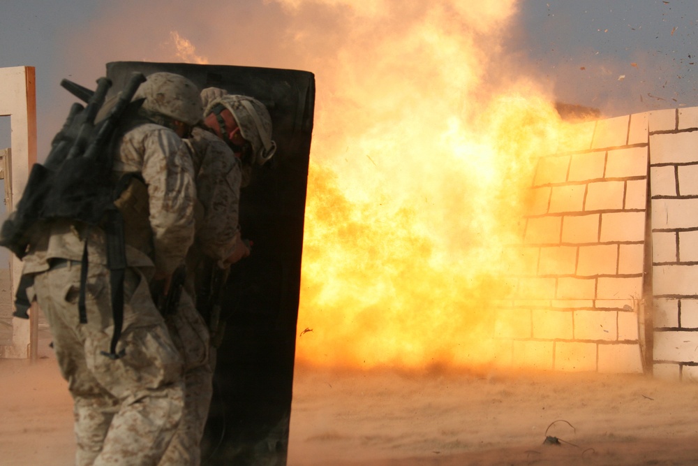 Combat engineers training in Kuwait