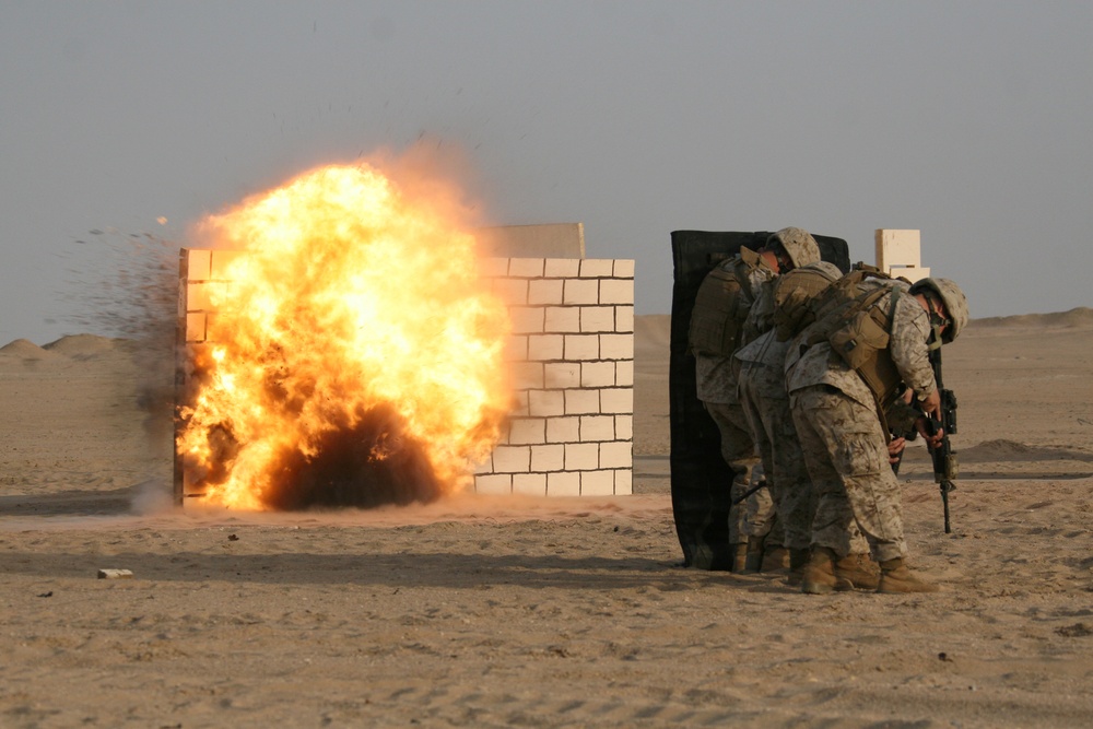 Combat engineers training in Kuwait