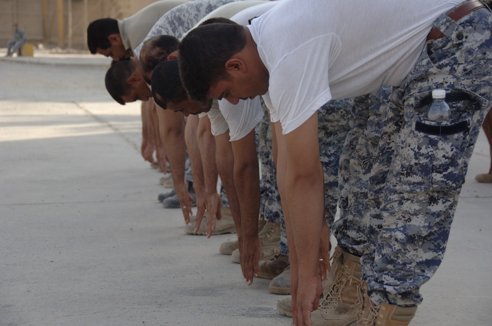 Iraqi soldiers exercise