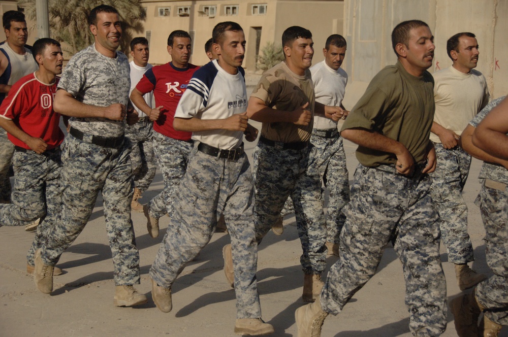 Iraqi soldiers exercise