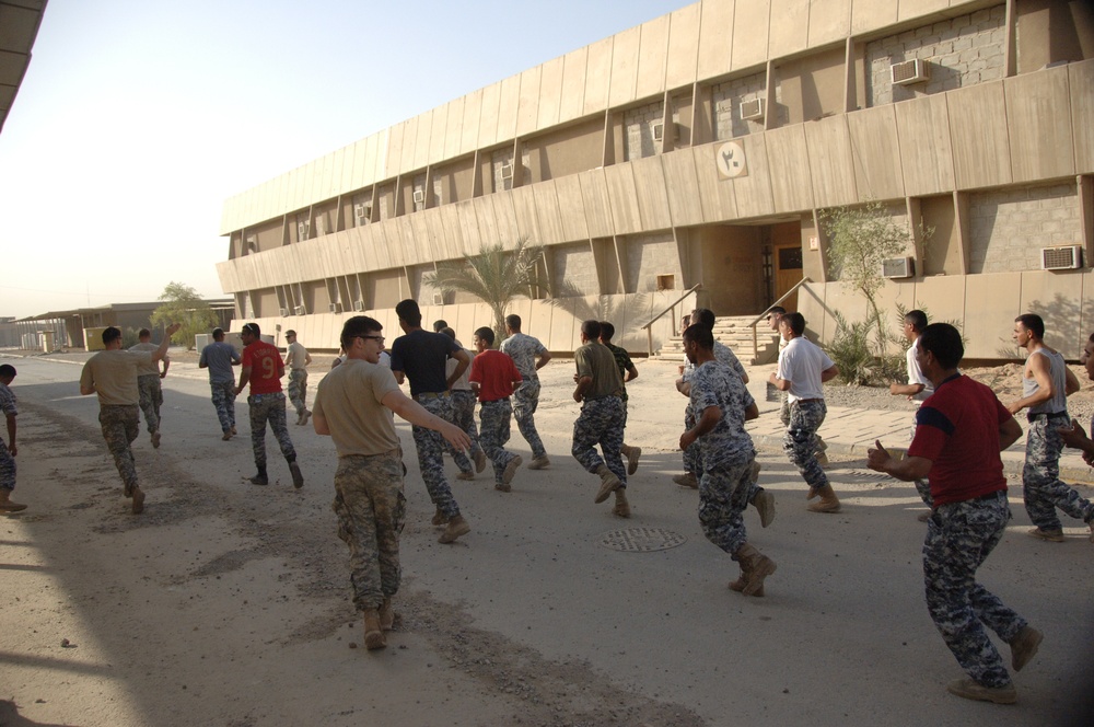 Iraqi soldiers exercise