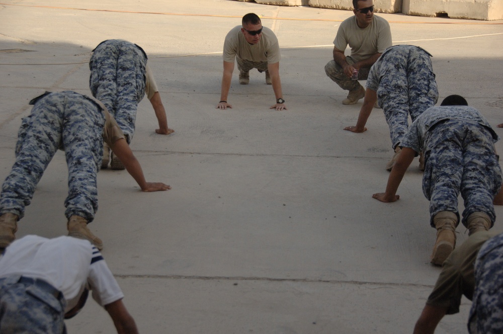 Iraqi soldiers exercise