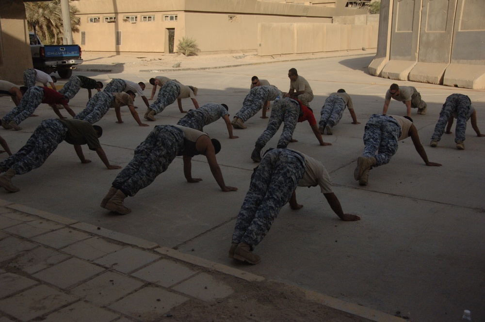 Iraqi soldiers exercise