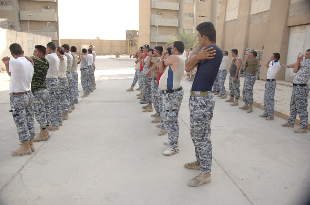 Iraqi soldiers exercise