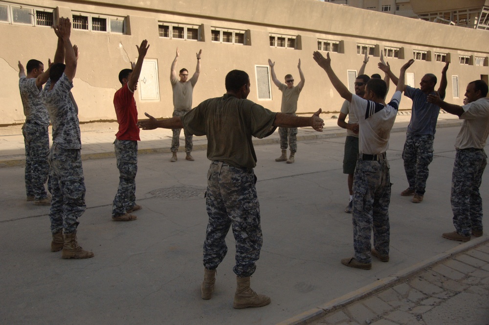 Iraqi soldiers exercise