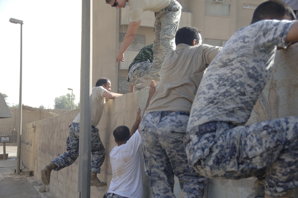 Iraqi soldiers exercise