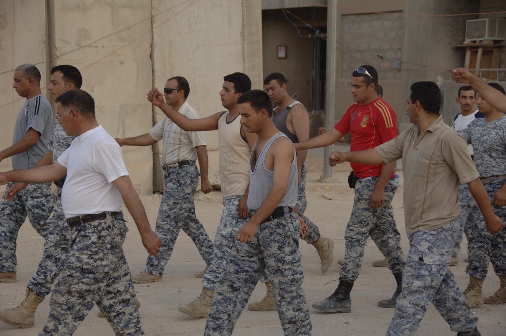 Iraqi soldiers exercise