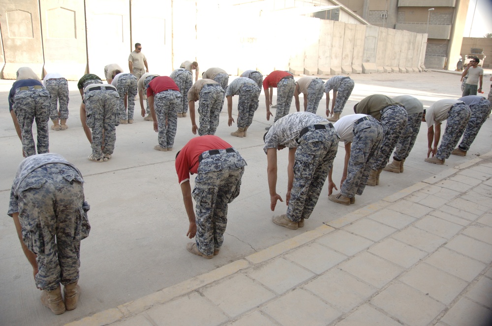 Iraqi soldiers exercise