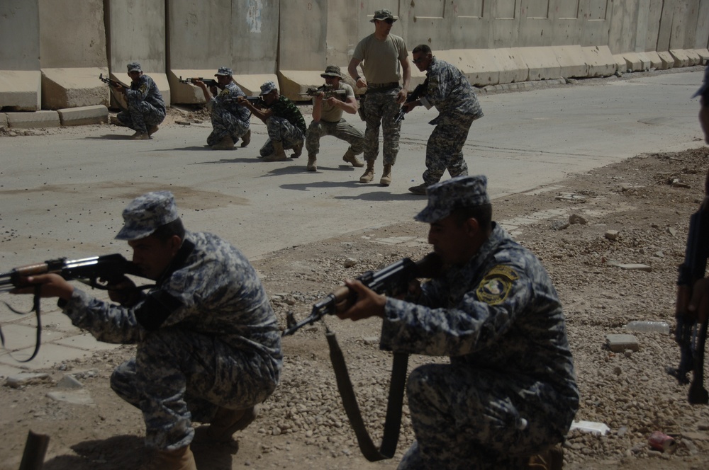 Iraqi security force members learn battle movement skills